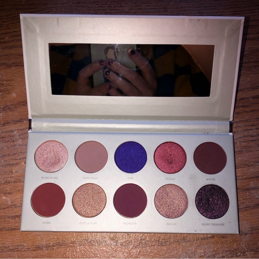 Eyeshadow palette Jaclyn Hill